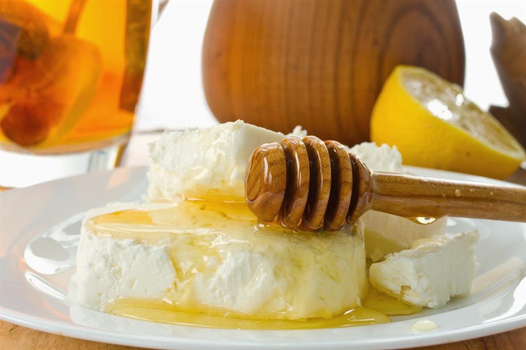عسل ابيض مع القشطة
